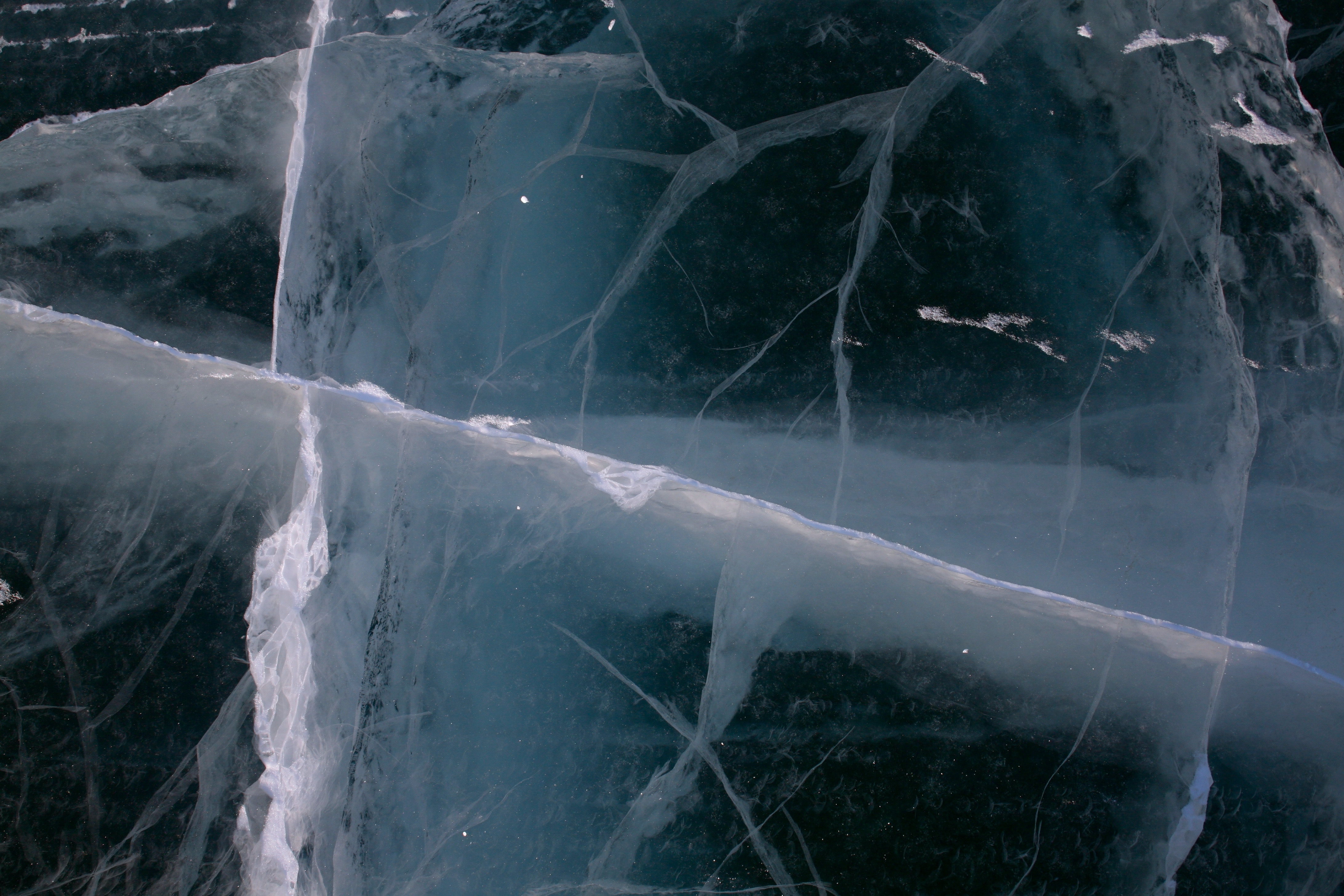 Трещины на льду. Треснутый лед. Ледяные трещины. Текстура льда. Лед Байкала.